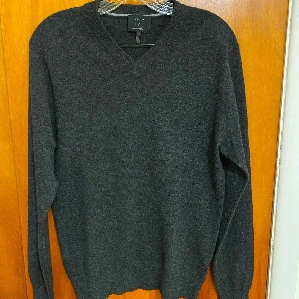 Qi -Grey Cashmere Sweater V-Neck Long Sleeve, Men’s Size Medium